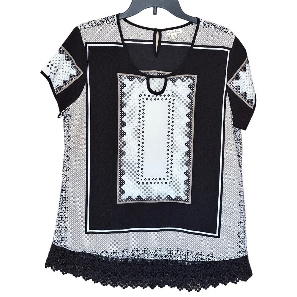 Antilia femme women’s lightweight black beige short sleeve blouse lace hem sz M